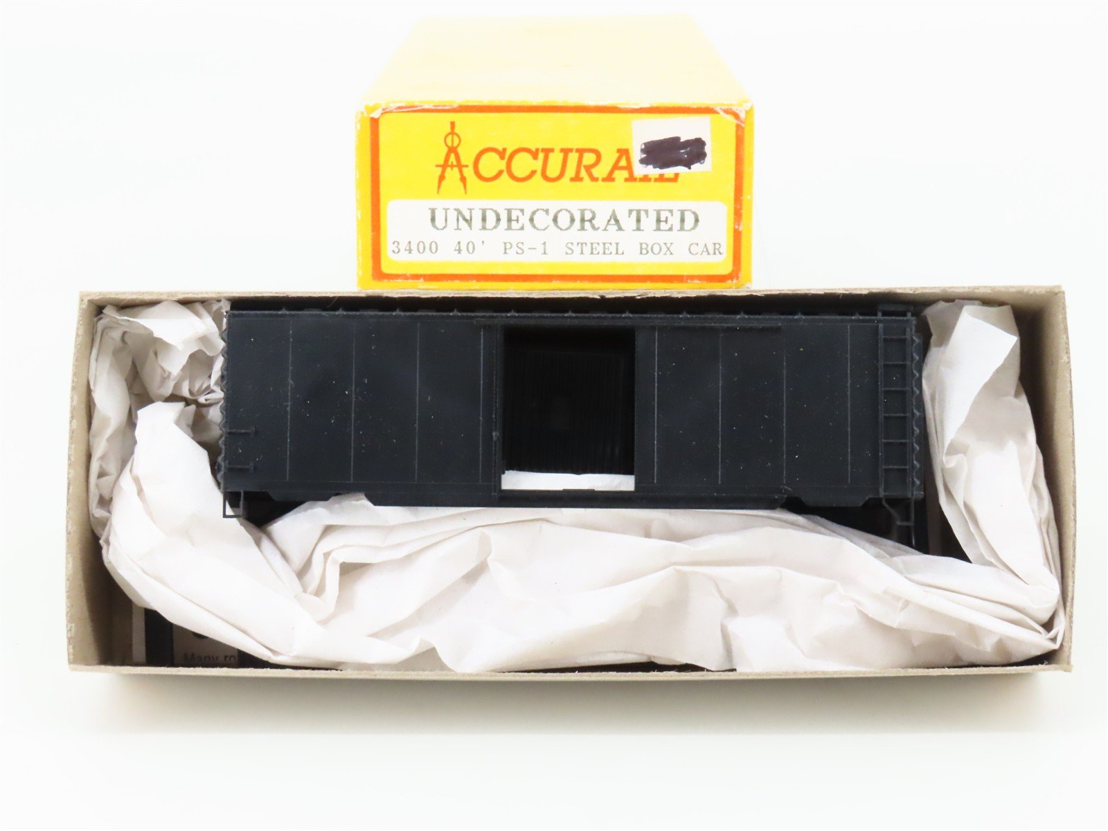HO Scale Accurail Kit 3400 Undecorated 40' Steel Single Door Box Car