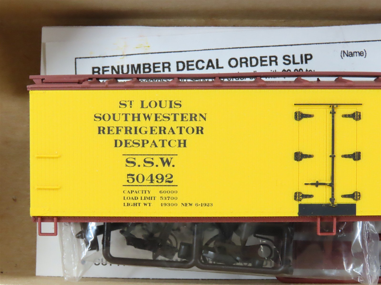HO Scale Accurail Kit 4828 SSW Cotton Belt Route 40' Wood Reefer #50492