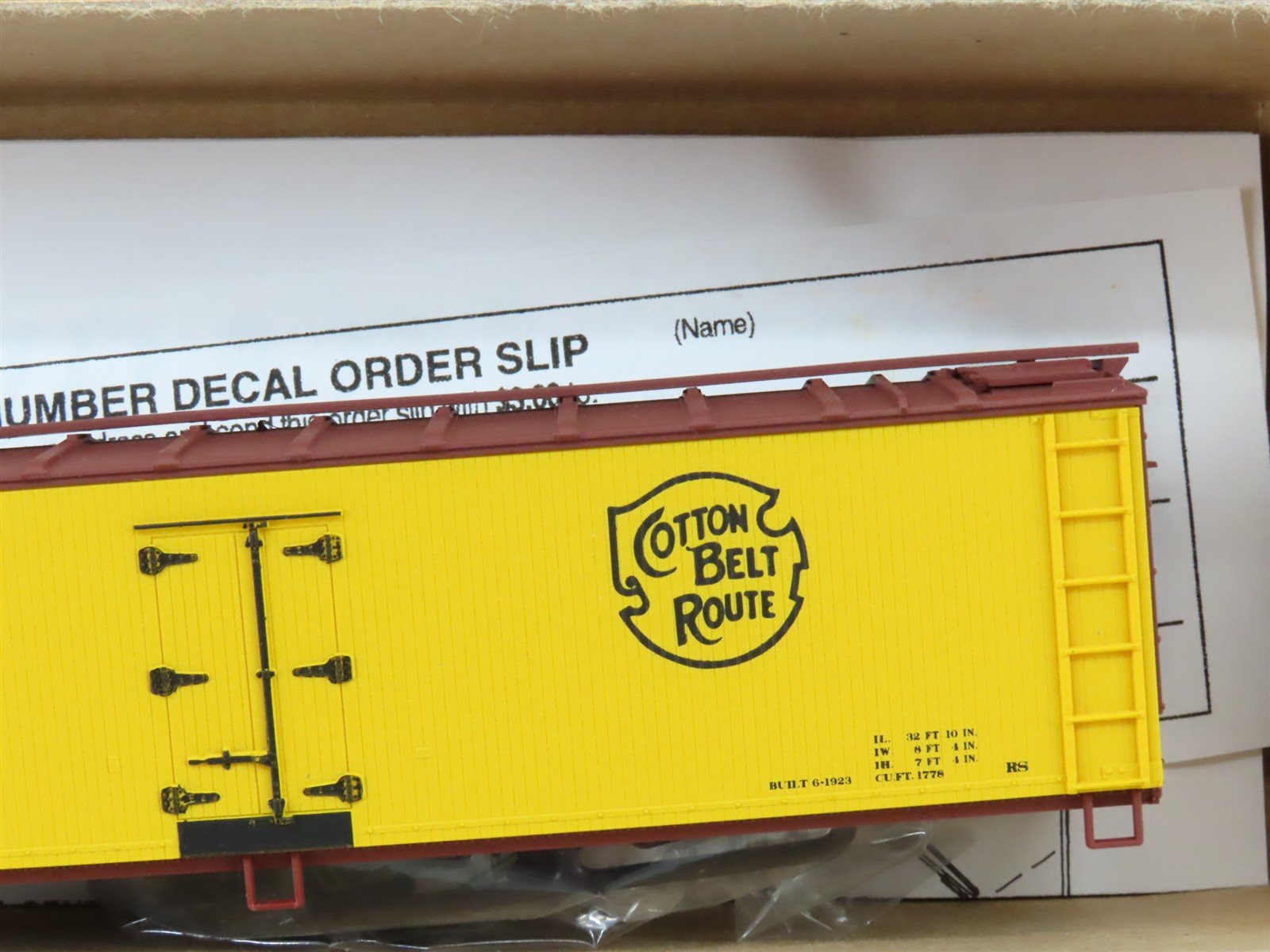 HO Scale Accurail Kit 4828 SSW Cotton Belt Route 40' Wood Reefer #50492