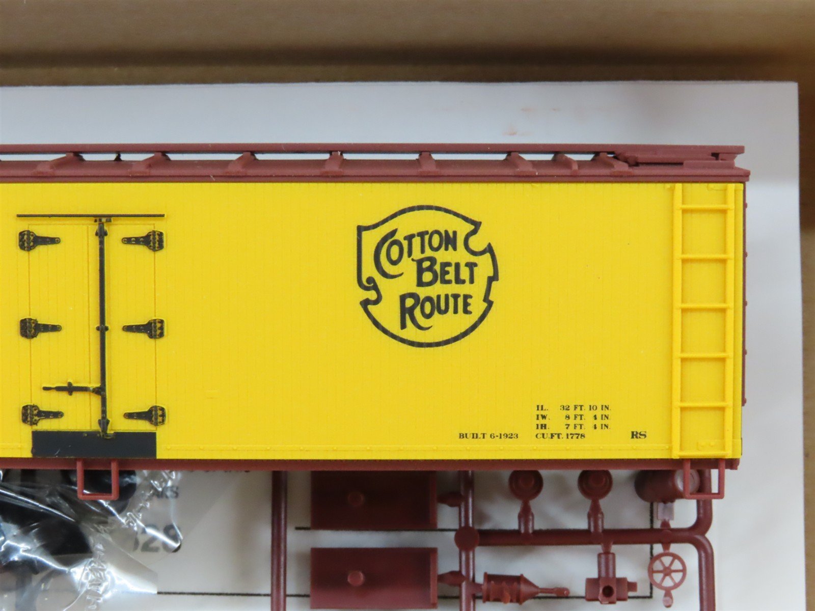 HO Scale Accurail Kit 4828 SSW Cotton Belt Route 40' Wood Reefer #50492