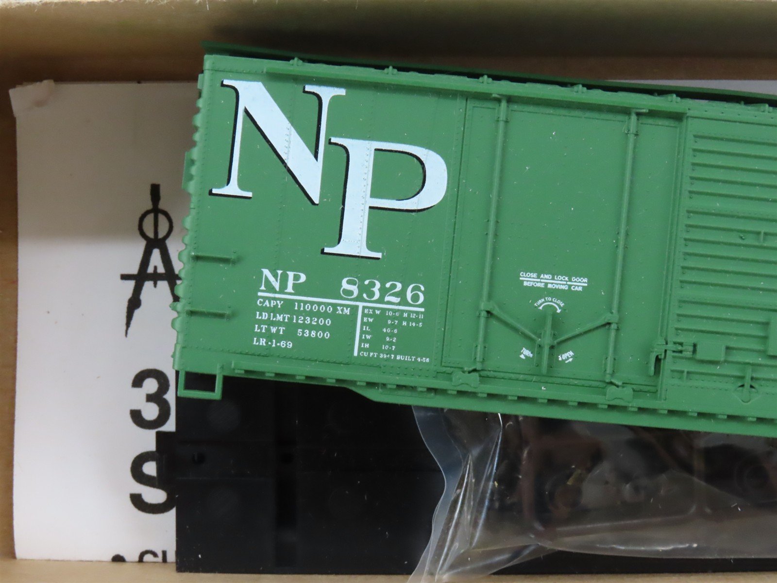 HO Scale Accurail Kit 3803 NP Northern Pacific 40' Combination Door Box Car 8326