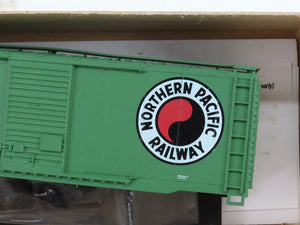 HO Scale Accurail Kit 3803 NP Northern Pacific 40' Combination Door Box Car 8326
