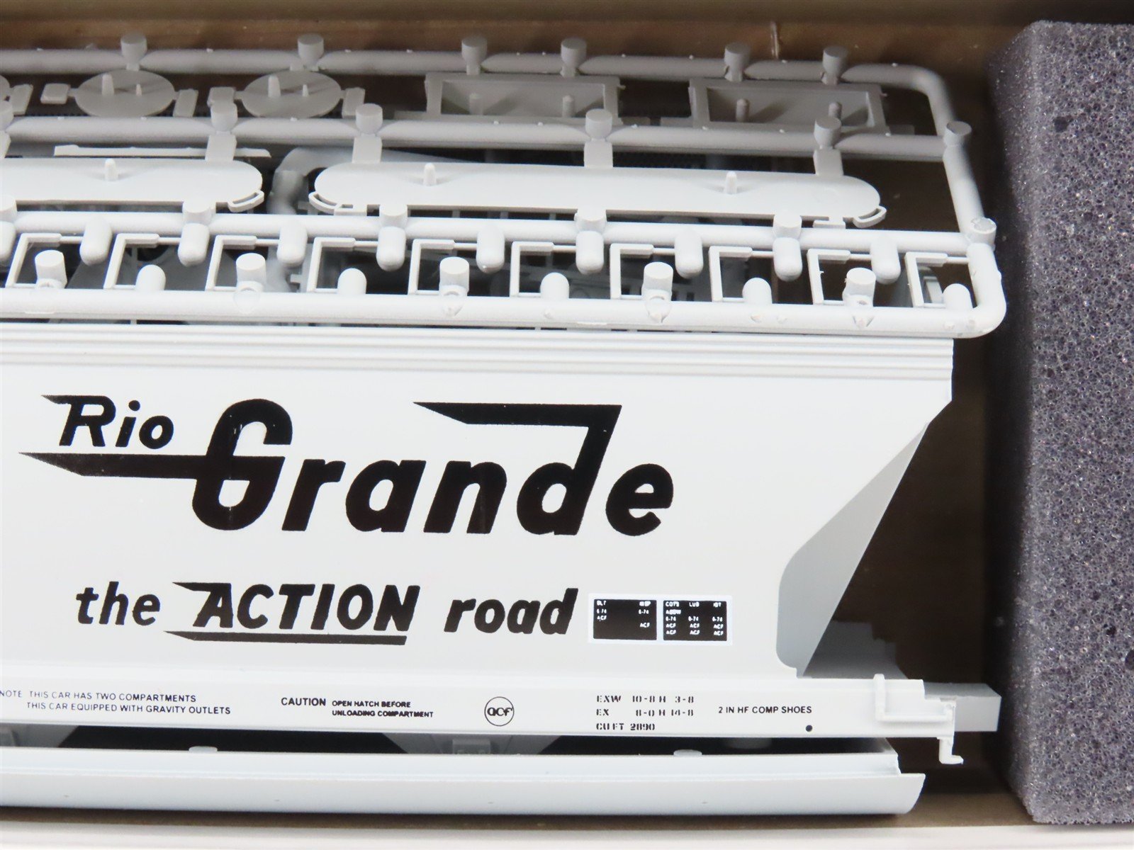 HO Scale InterMountain Kit 41504-33 D&RGW Rio Grande 2-Bay Hopper #10100