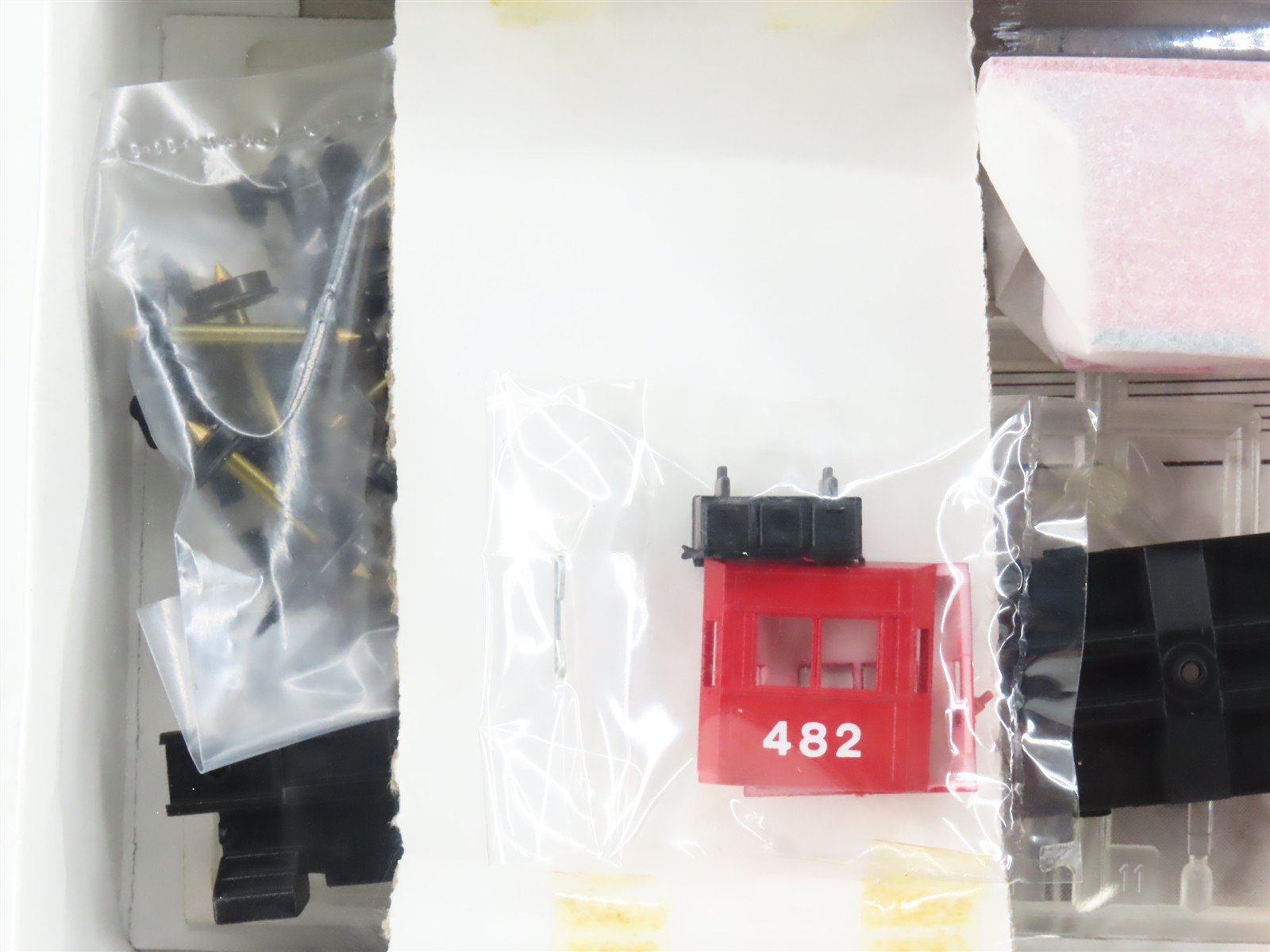 HO Walthers Kit 932-4359 WP Western Pacific Bay Window Caboose #482 - Sealed