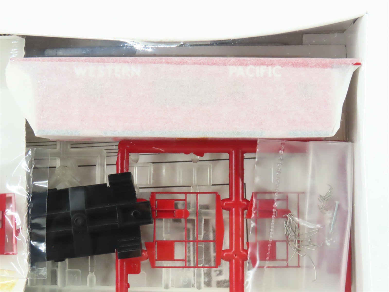 HO Walthers Kit 932-4359 WP Western Pacific Bay Window Caboose #482 - Sealed
