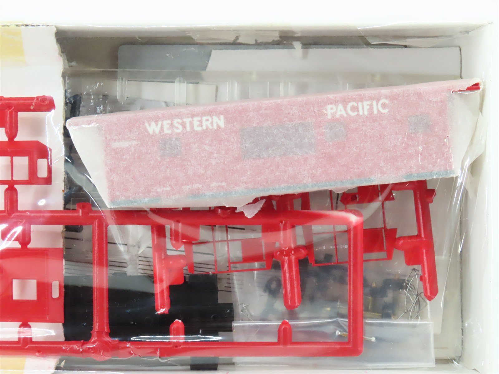 HO Walthers Kit 932-4359 WP Western Pacific Bay Window Caboose #478 - Sealed