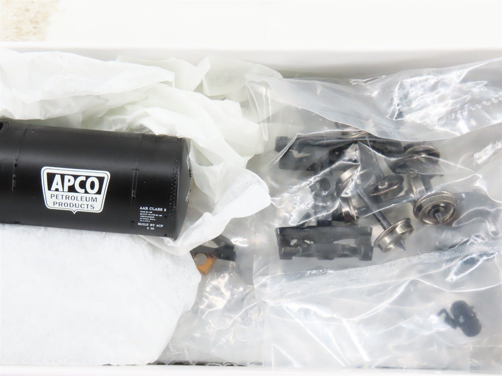 HO Scale PROTO 2000 Kit APOX APCO Petroleum Products Single Dome Tank Car #8335
