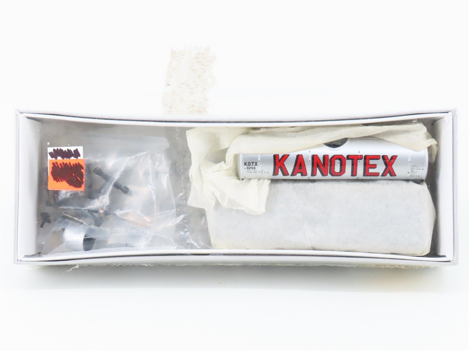 HO PROTO 2000 Kit KOTX Kanotex 8,000 Gallon Single Dome Tank Car #8256 - Sealed