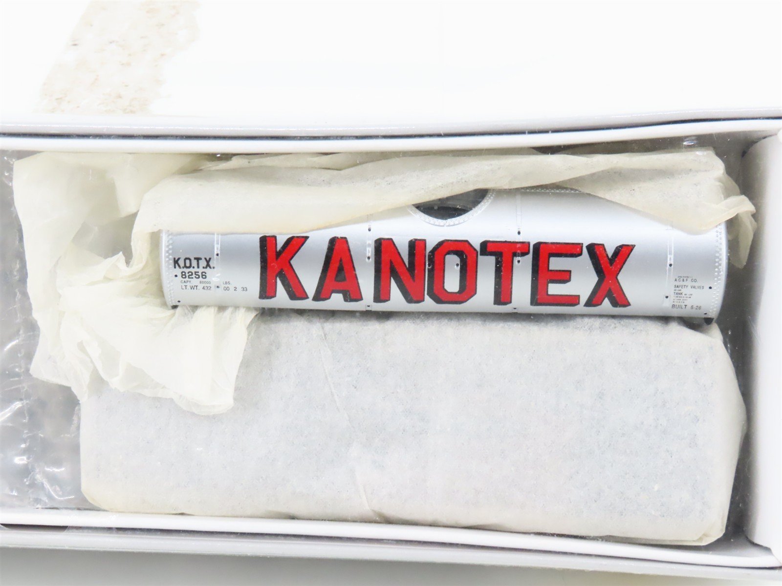 HO PROTO 2000 Kit KOTX Kanotex 8,000 Gallon Single Dome Tank Car #8256 - Sealed