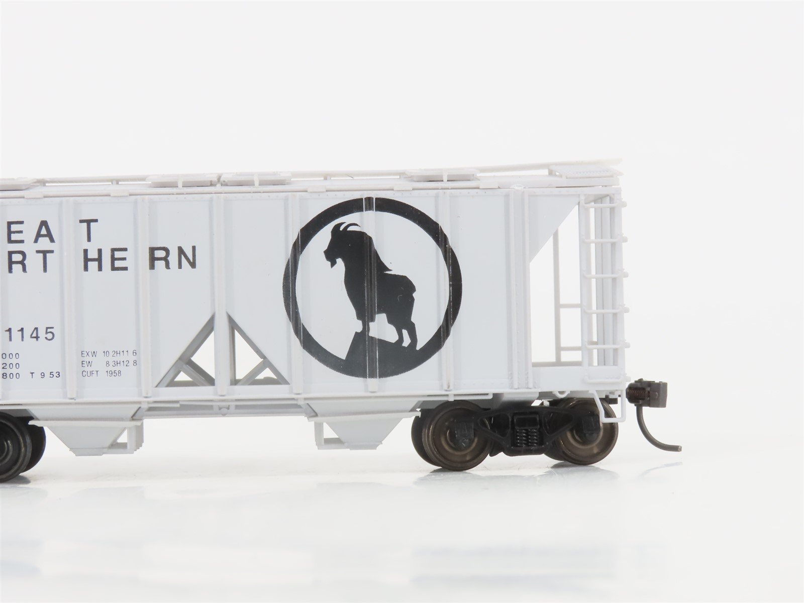 HO Scale Bowser 55680 GN Great Northern 2-Bay Covered Hopper #71145 - Upgraded