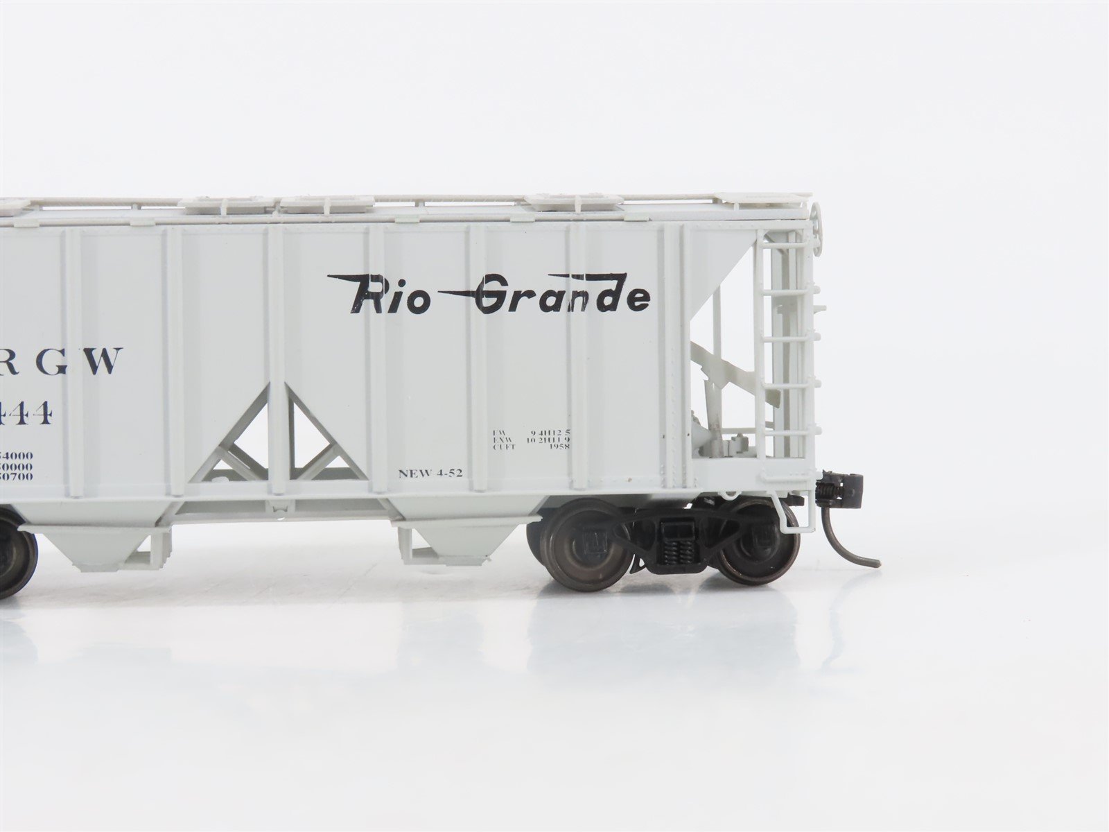HO Scale Bowser 55615 D&RGW Rio Grande 2-Bay Covered Hopper #18444 -Upgraded