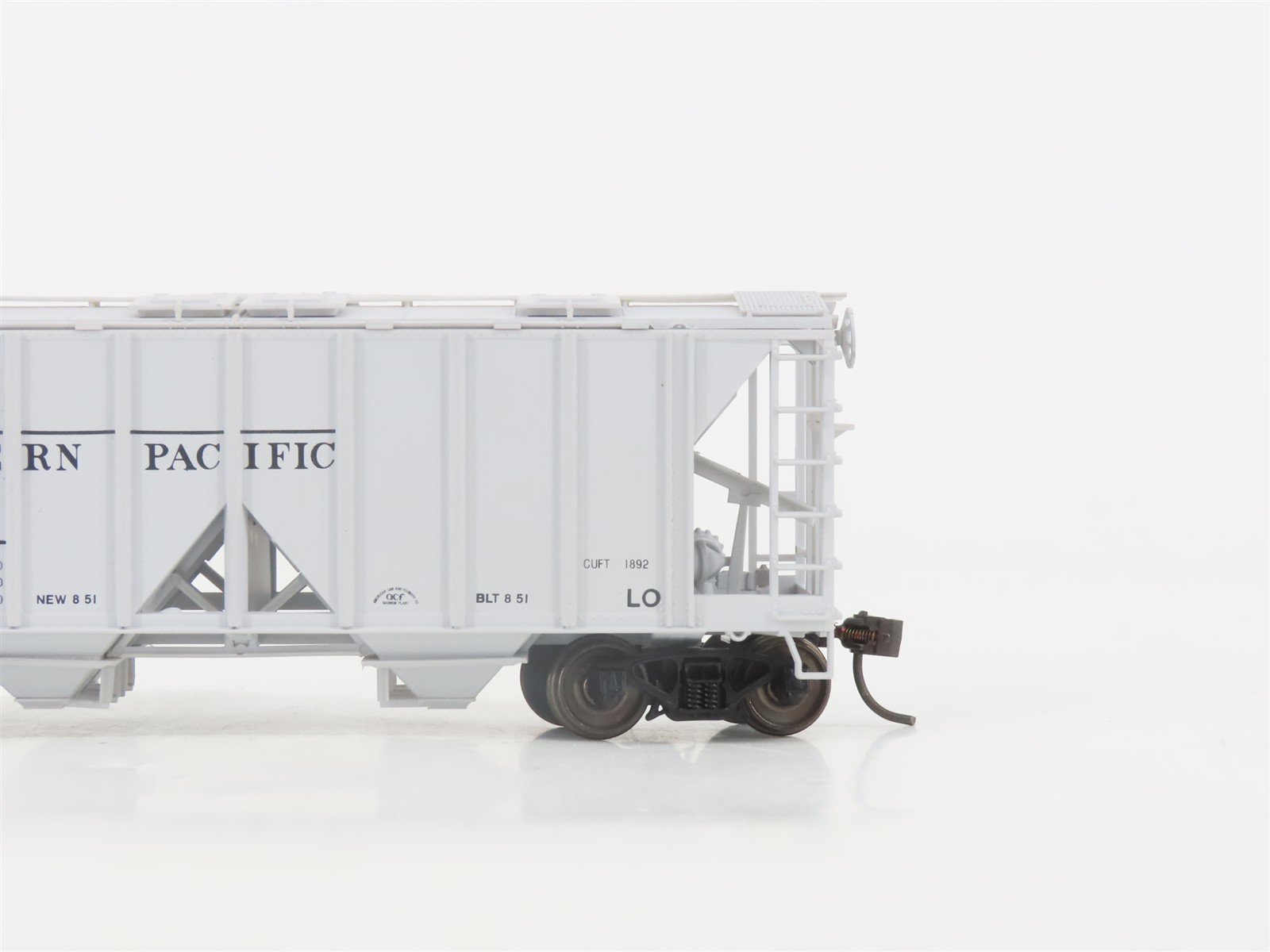 HO Scale Bowser 55800 SP Southern Pacific 2-Bay Covered Hopper #165055 -Upgraded