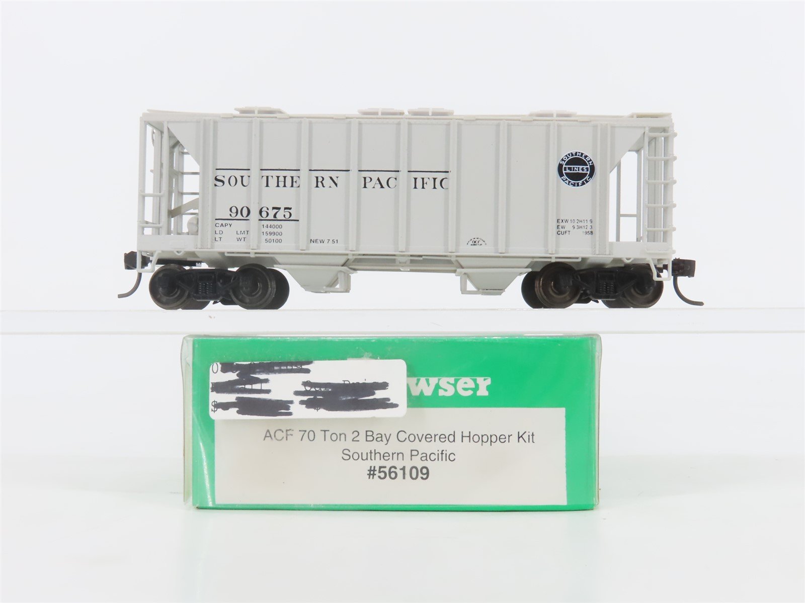 HO Scale Bowser 56109 SP Southern Pacific 2-Bay Covered Hopper #90675 -Upgraded