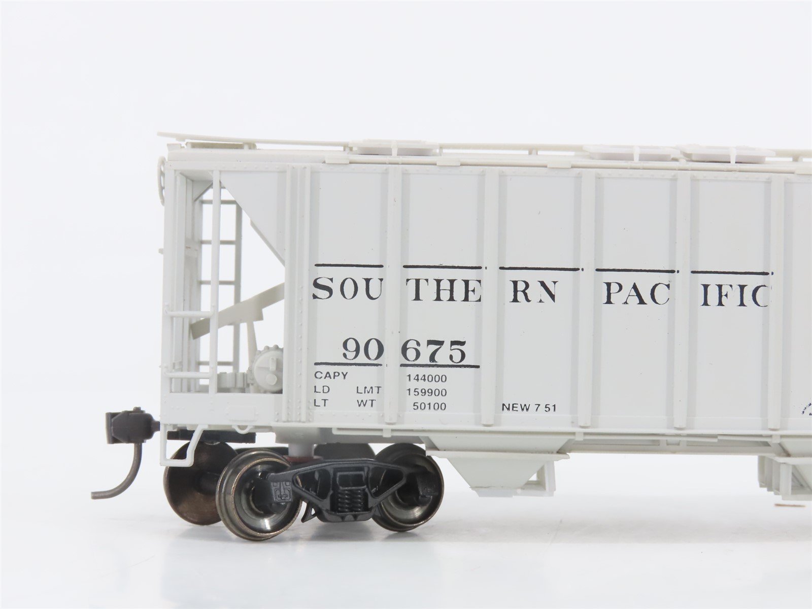 HO Scale Bowser 56109 SP Southern Pacific 2-Bay Covered Hopper #90675 -Upgraded