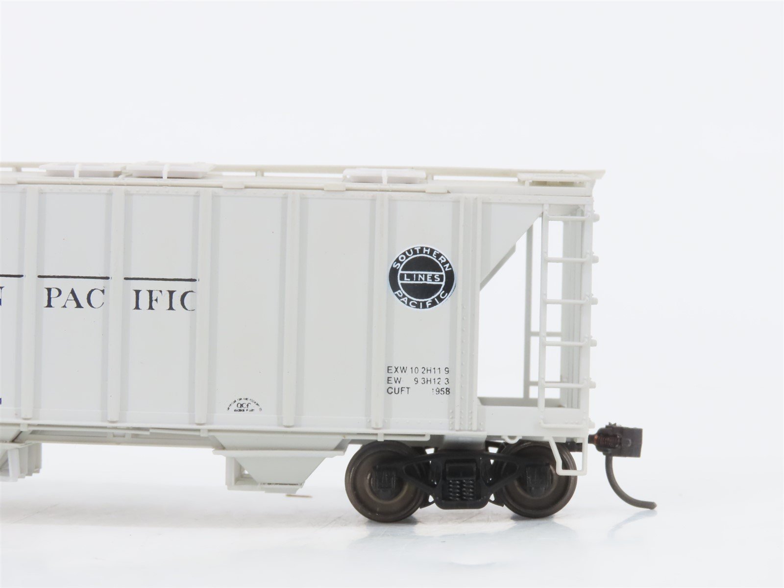 HO Scale Bowser 56109 SP Southern Pacific 2-Bay Covered Hopper #90675 -Upgraded