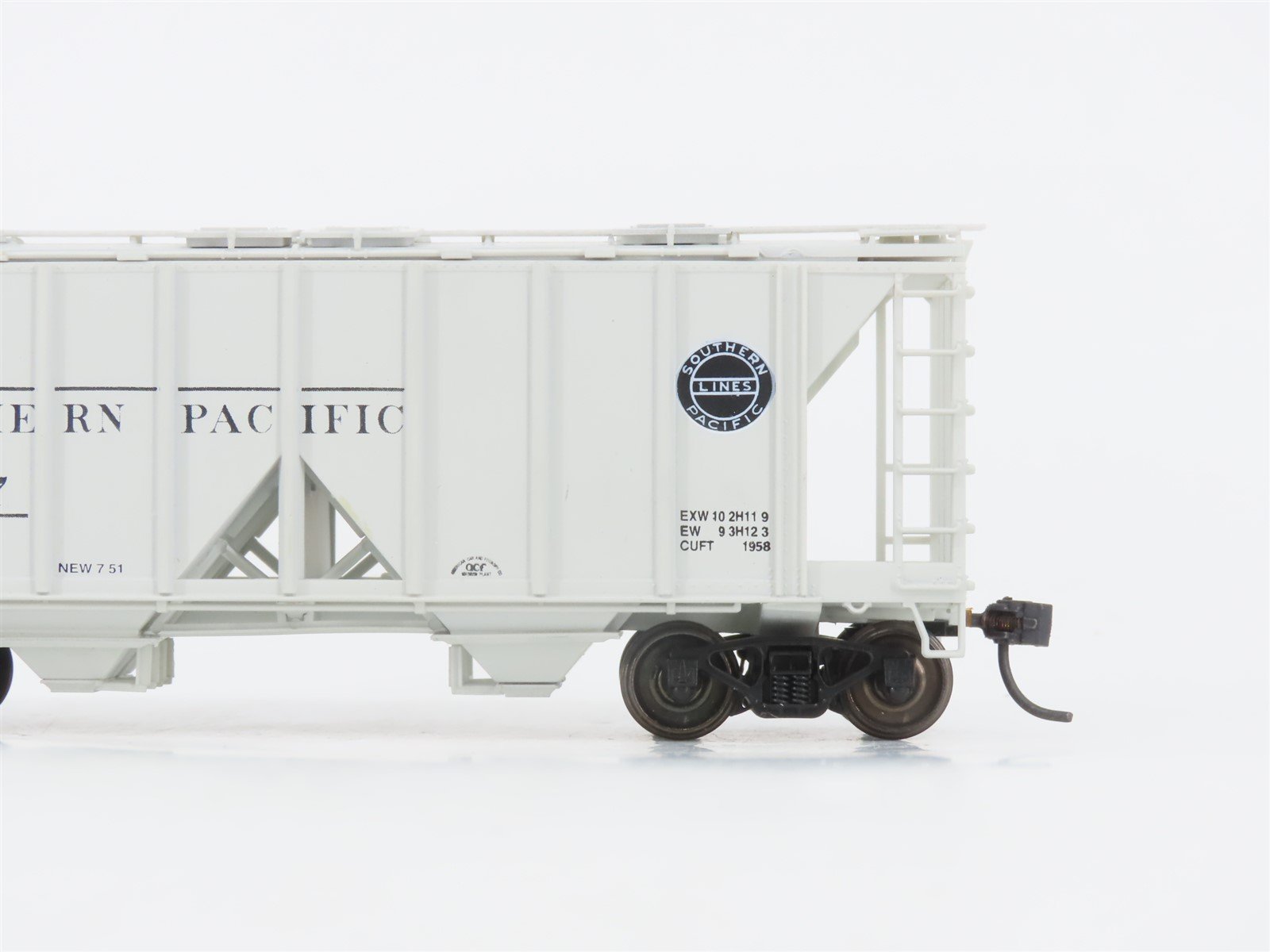 HO Scale Bowser 55801 SP Southern Pacific 2-Bay Covered Hopper #400047 -Upgraded
