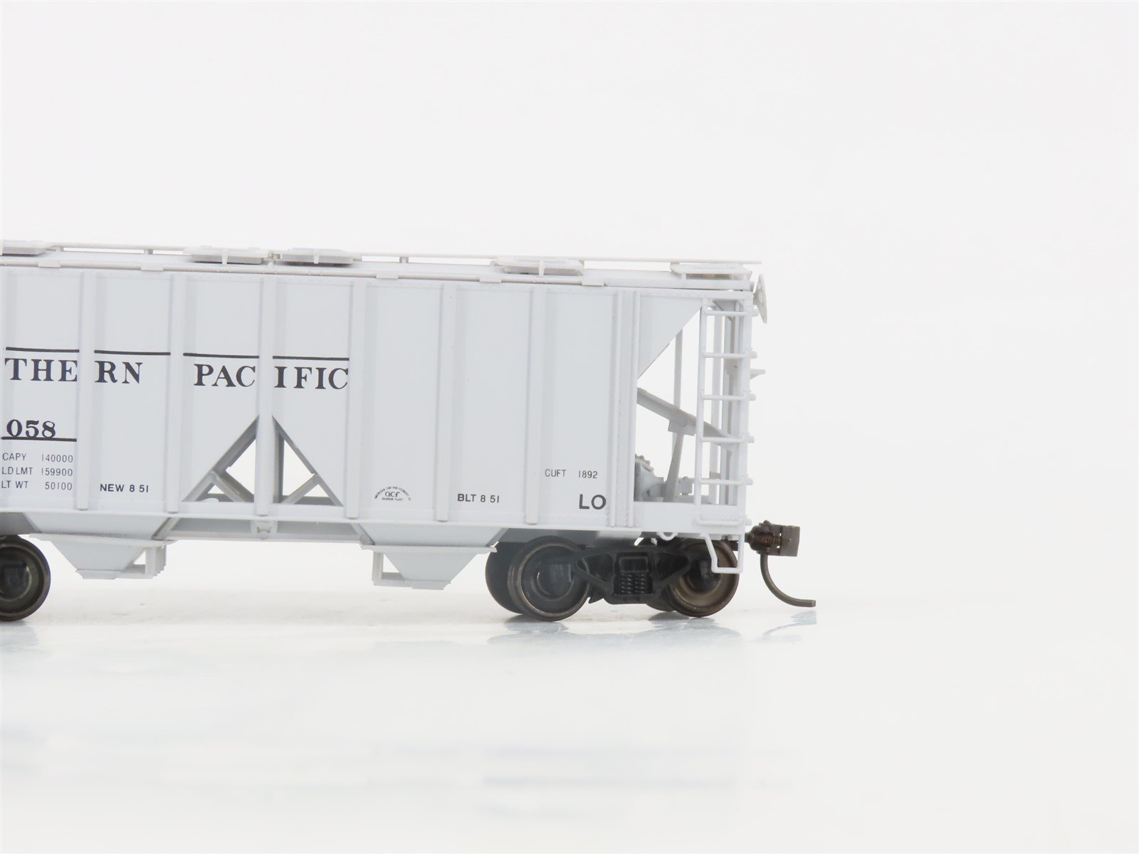 HO Scale Bowser 55800 SP Southern Pacific 2-Bay Covered Hopper #165058 -Upgraded