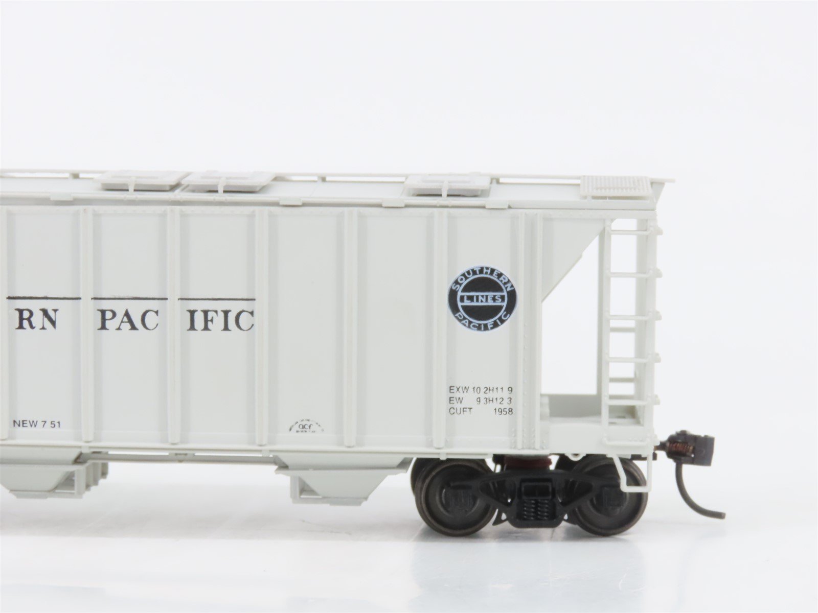 HO Scale Bowser 56109 SP Southern Pacific 2-Bay Covered Hopper #90607 - Upgraded