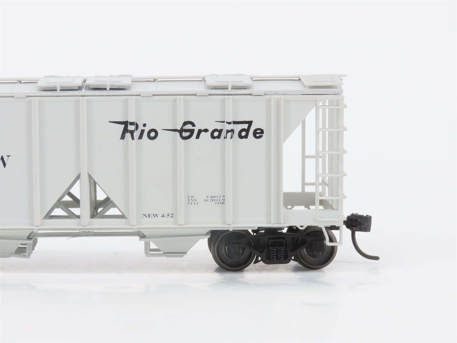HO Scale Bowser 55615 D&RGW Rio Grande 2-Bay Covered Hopper #18407 - Upgraded