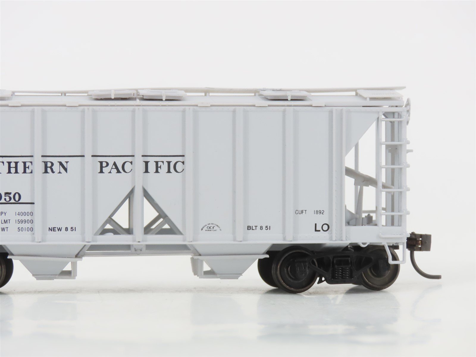 HO Scale Bowser 55800 SP Southern Pacific 2-Bay Covered Hopper #165050 -Upgraded