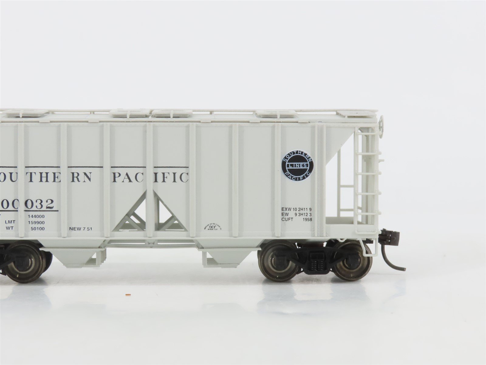 HO Scale Bowser 55801 SP Southern Pacific 2-Bay Covered Hopper #400032 -Upgraded