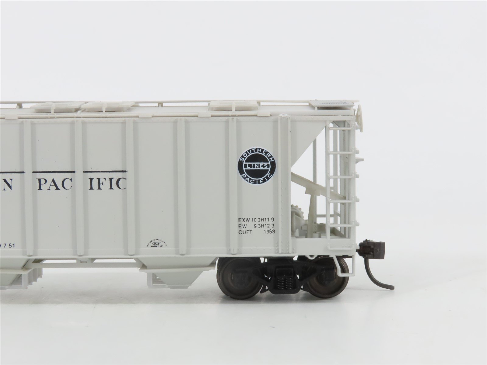 HO Scale Bowser 56109 SP Southern Pacific 2-Bay Covered Hopper #90608 -Upgraded