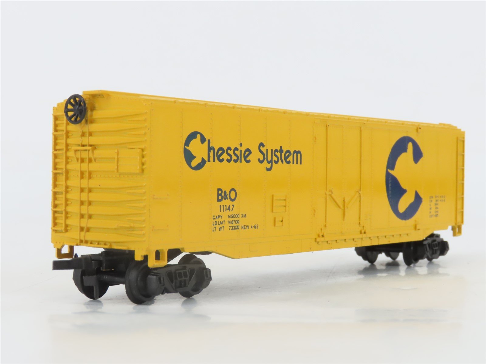 HO Scale Bachmann 43-1010-09 B&O Chessie System 51' Plug Door Box Car #11147