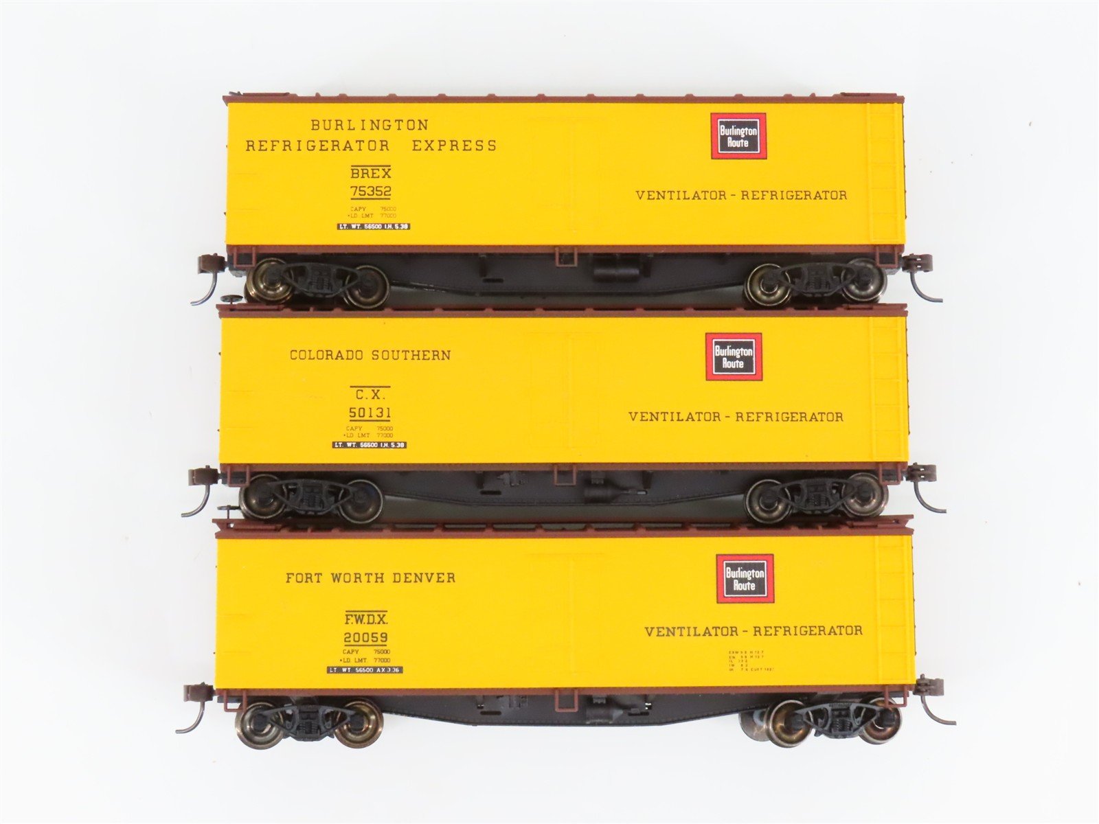 HO Scale Accurail 3339 Burlington Route 40' Wood Reefer 3-Pack - Upgraded