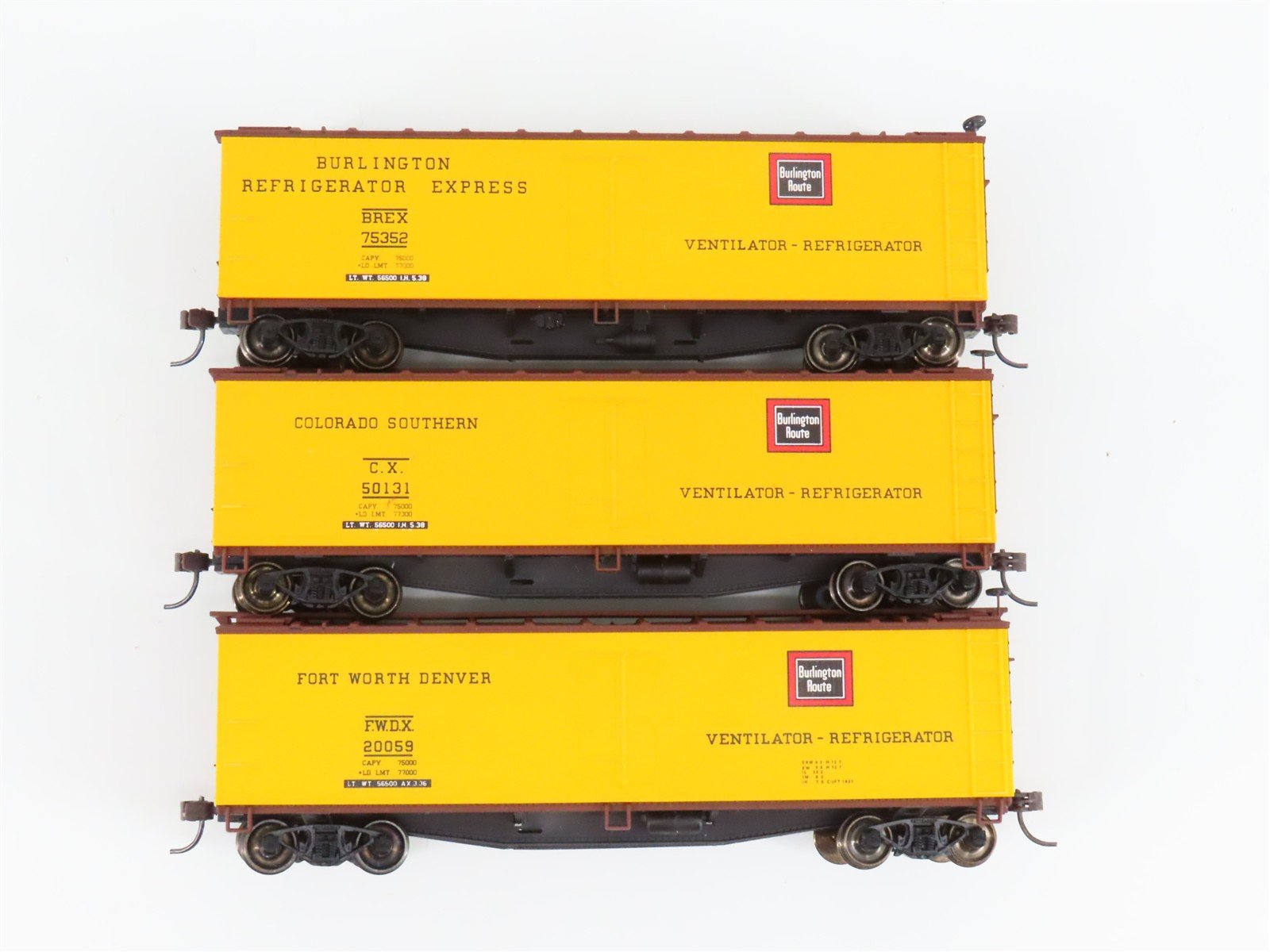 HO Scale Accurail 3339 Burlington Route 40' Wood Reefer 3-Pack - Upgraded
