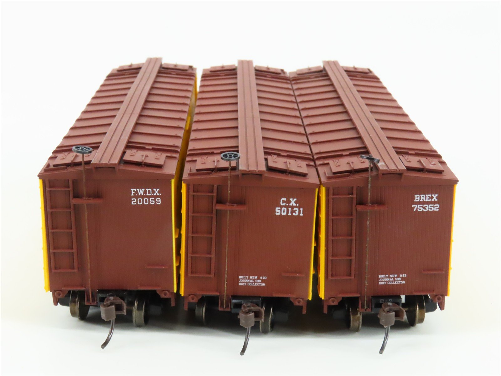HO Scale Accurail 3339 Burlington Route 40' Wood Reefer 3-Pack - Upgraded