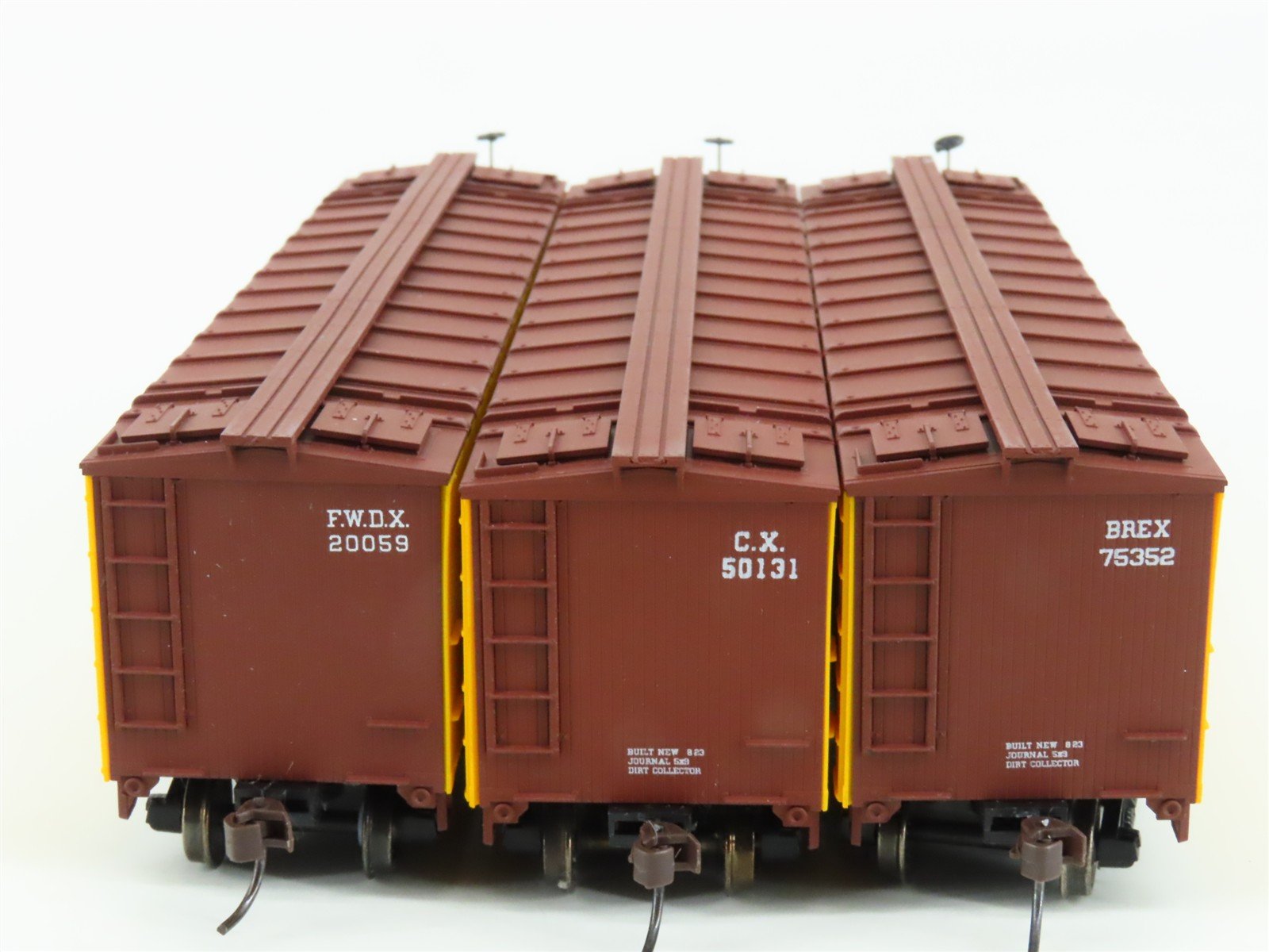 HO Scale Accurail 3339 Burlington Route 40' Wood Reefer 3-Pack - Upgraded