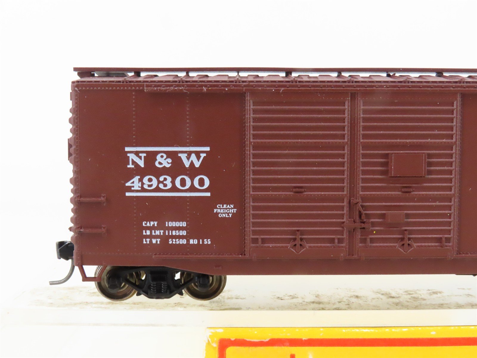 HO Scale Accurail 3022 N&W Norfolk & Western 40' Box Car #49300 - Upgraded