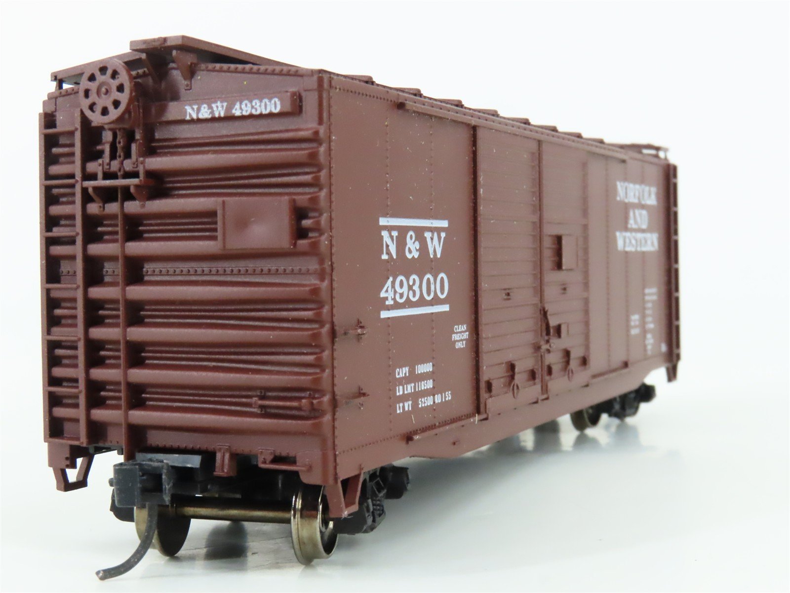 HO Scale Accurail 3022 N&W Norfolk & Western 40' Box Car #49300 - Upgraded