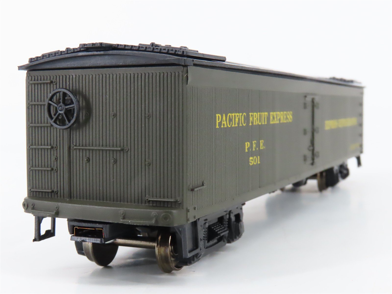 HO Roundhouse/Bev-Bel 4913 PFE Pacific Fruit Express 50' Reefer #501 - Upgraded