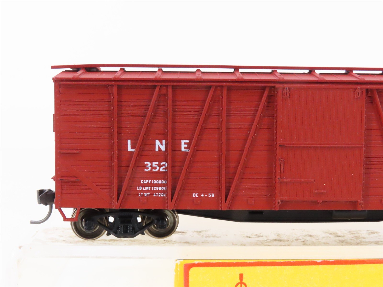HO Scale Accurail 4219 LNE Lehigh & New England 40' Box Car #352 - Upgraded