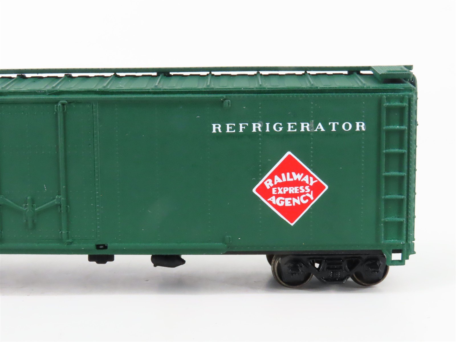 HO Scale Roundhouse REX Railway Express Agency 50' Plug Door Reefer - Custom