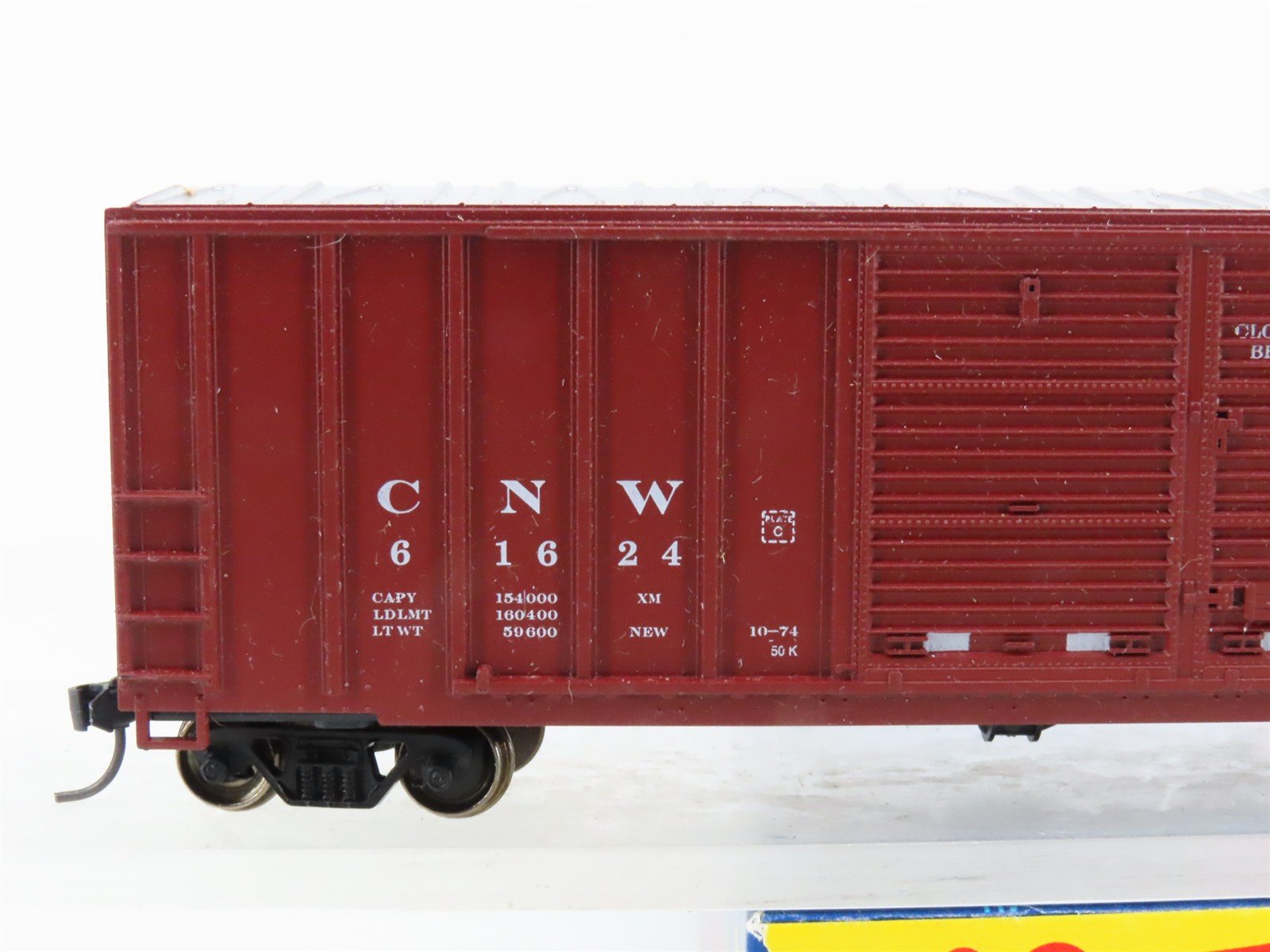 HO Scale Roundhouse 1983 CNW Chicago North Western 50' Box Car #61624 - Upgraded