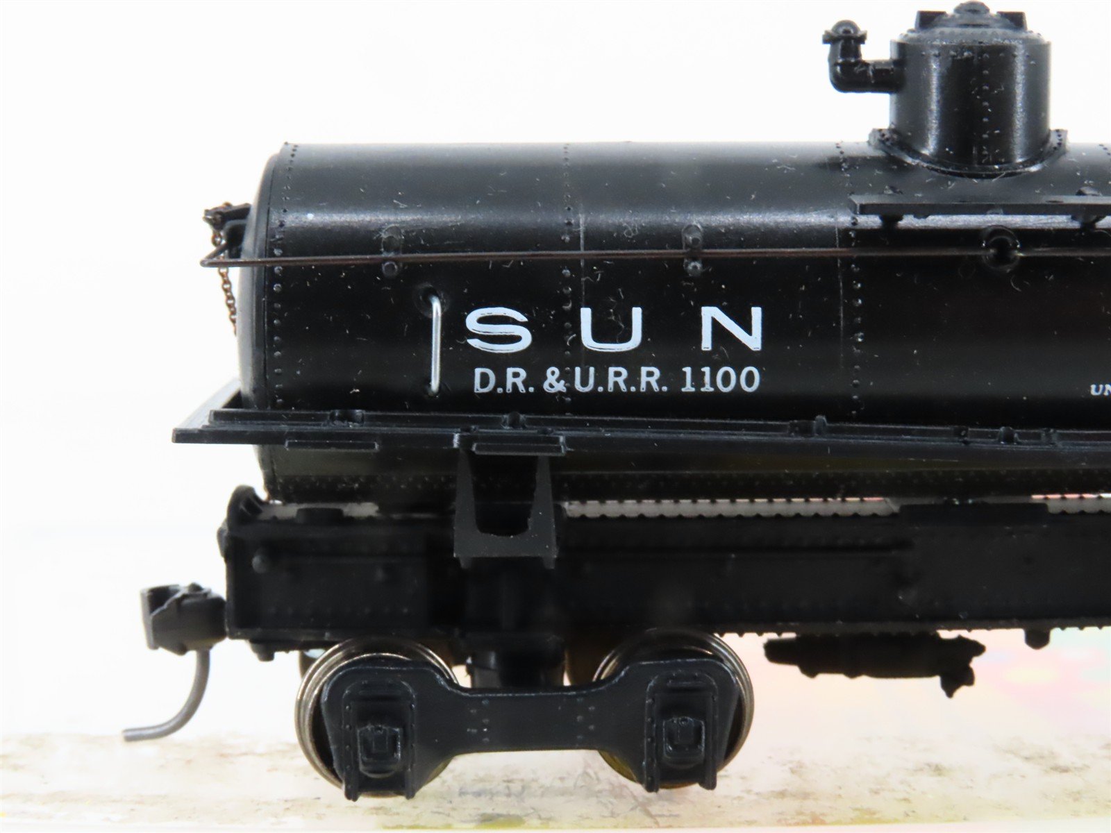 HO Scale Roundhouse 03364 DR&URR Sun Oils Single Dome Tank Car #1100 - Upgraded