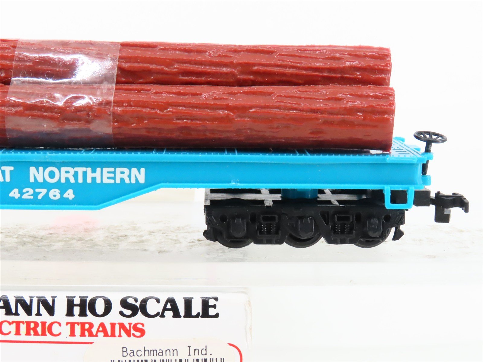 HO Scale Bachmann GN Great Northern Railway Flat Car #42764 w/ Log Load
