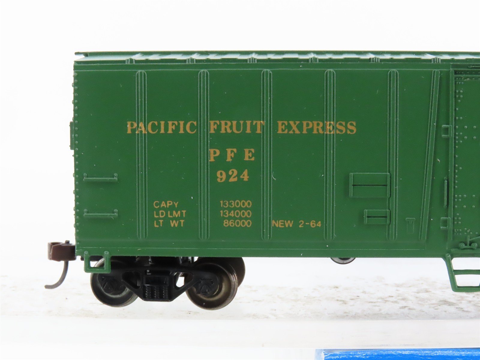 HO Bachmann Silver Series 17948 PFE Pacific Fruit Express Mechanical Reefer #924