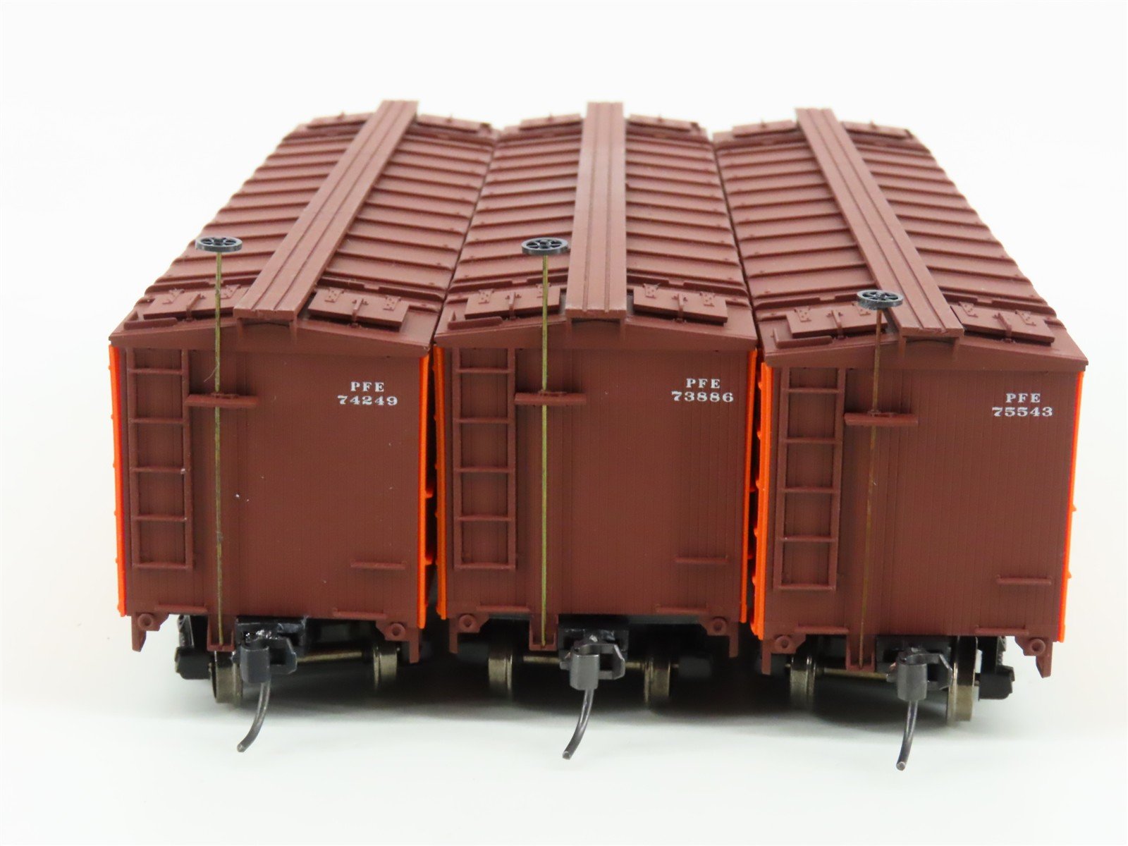 HO Scale Accurail 3353 PFE Pacific Fruit Express 40' Wood Reefer 3-Pack Upgraded
