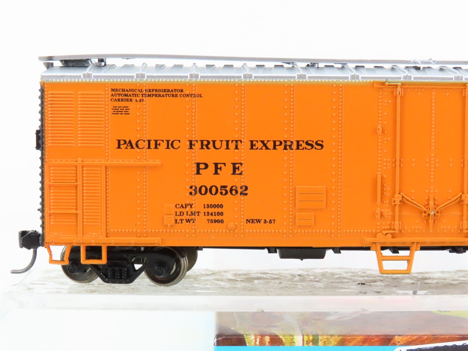 HO Scale Athearn Bev-Bel 2364 SP UP PFE Pacific Fruit Express 50' Reefer #300562