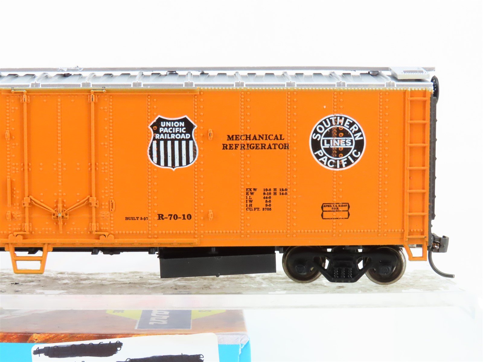 HO Scale Athearn Bev-Bel 2364 SP UP PFE Pacific Fruit Express 50' Reefer #300562