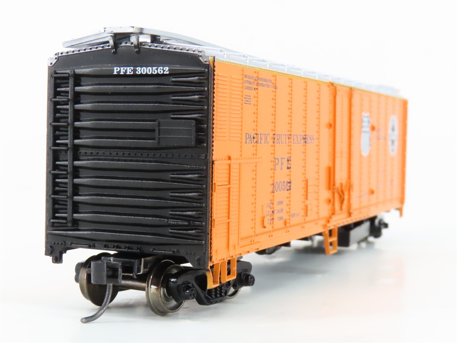 HO Scale Athearn Bev-Bel 2364 SP UP PFE Pacific Fruit Express 50' Reefer #300562