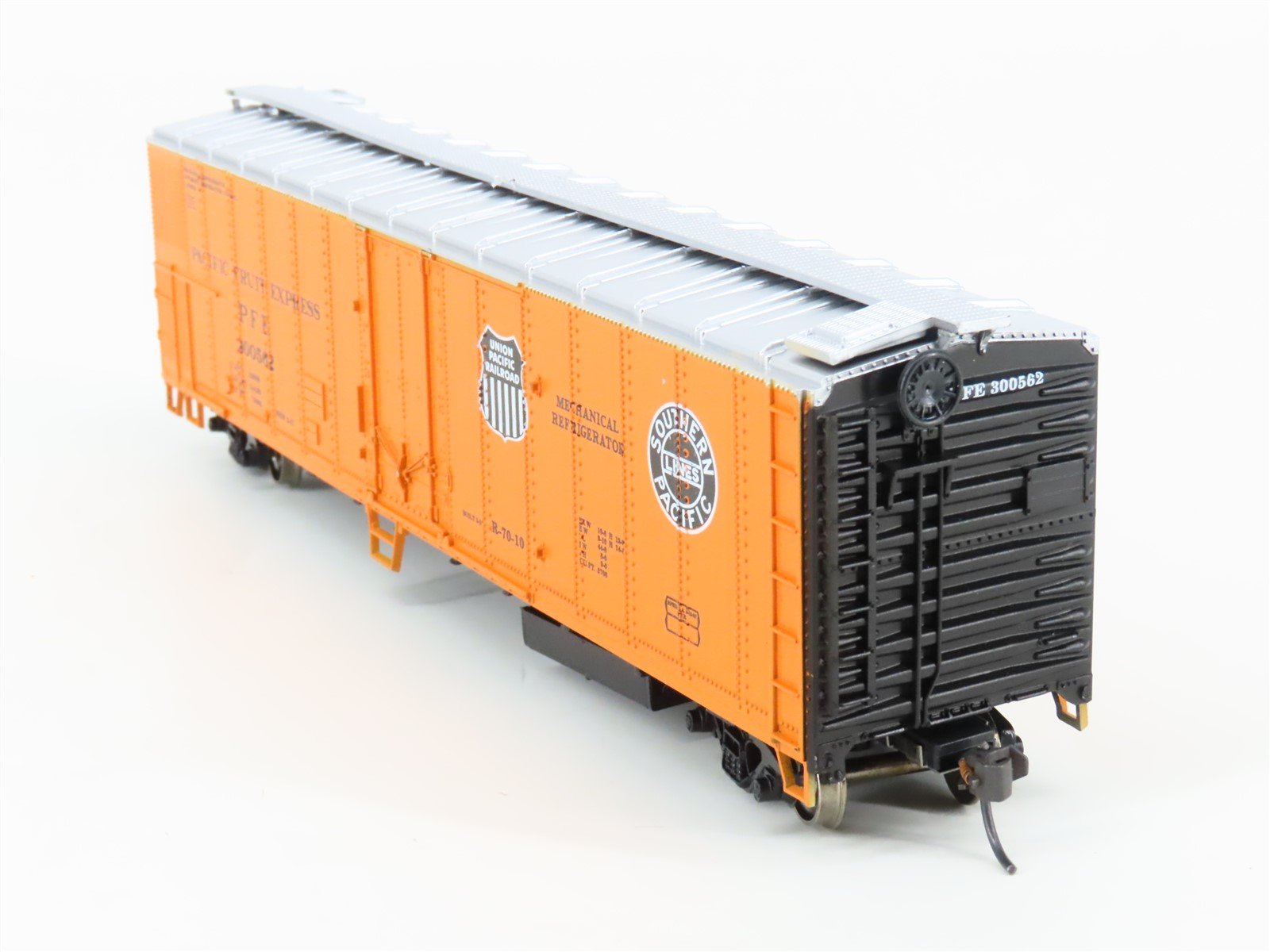 HO Scale Athearn Bev-Bel 2364 SP UP PFE Pacific Fruit Express 50' Reefer #300562