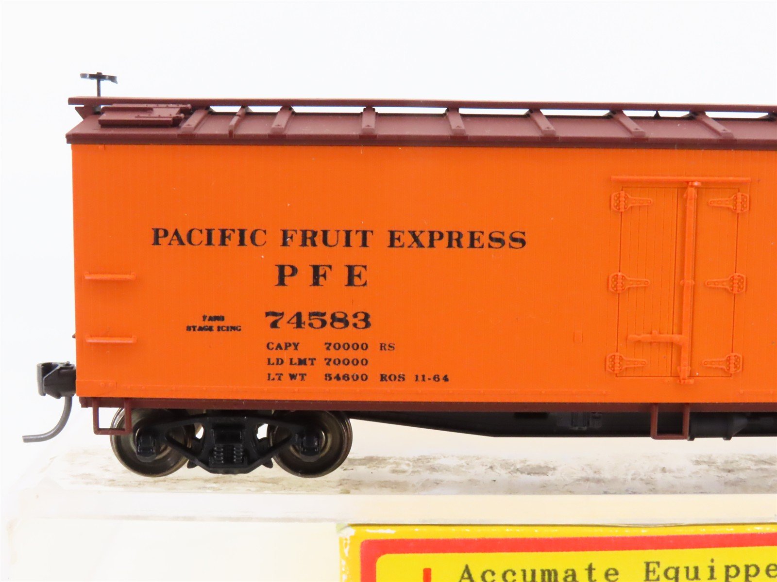 HO Accurail 4812 PFE Pacific Fruit Express 40' Wood Reefer #74583 - Upgraded