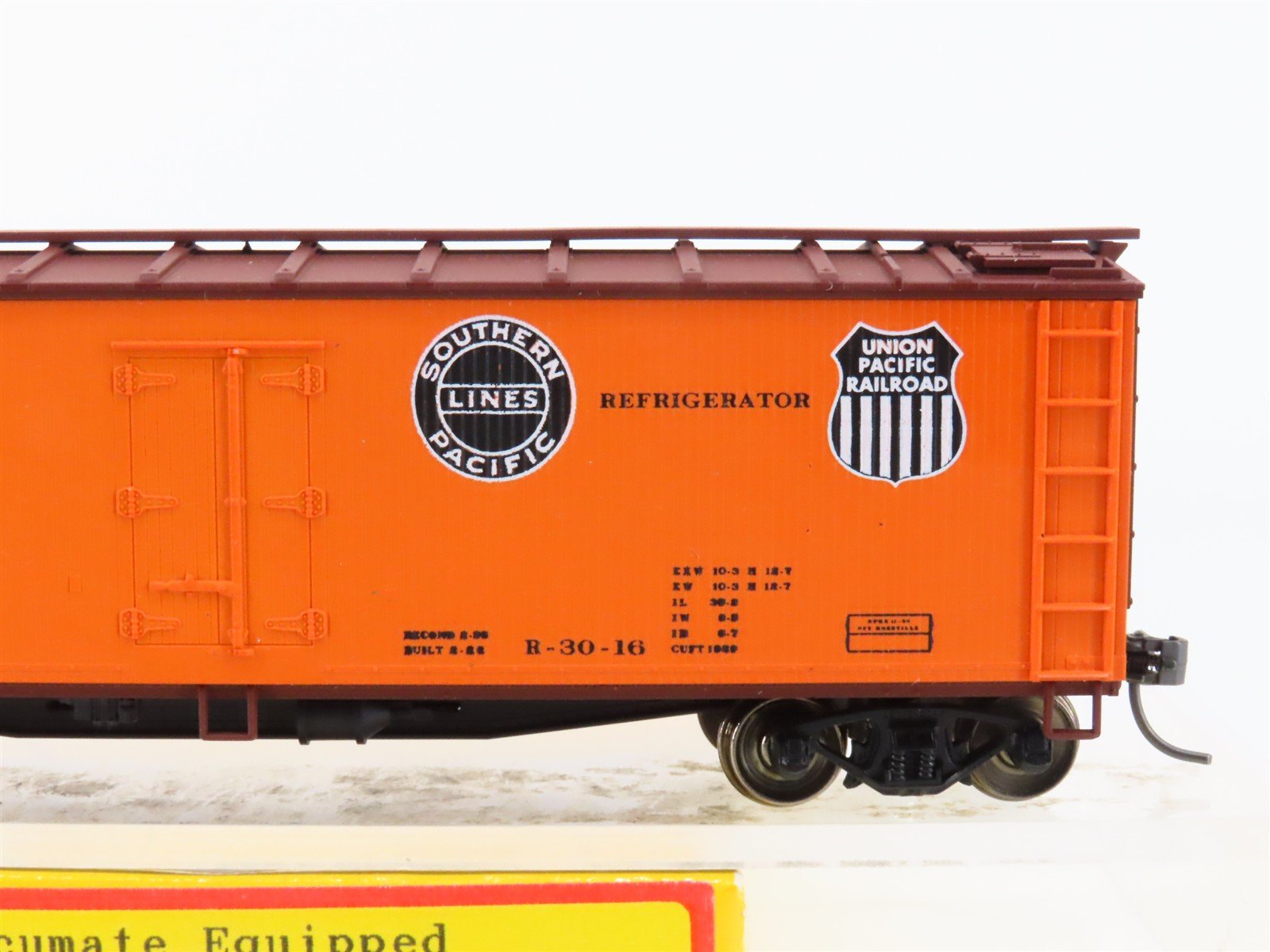 HO Accurail 4812 PFE Pacific Fruit Express 40' Wood Reefer #74583 - Upgraded