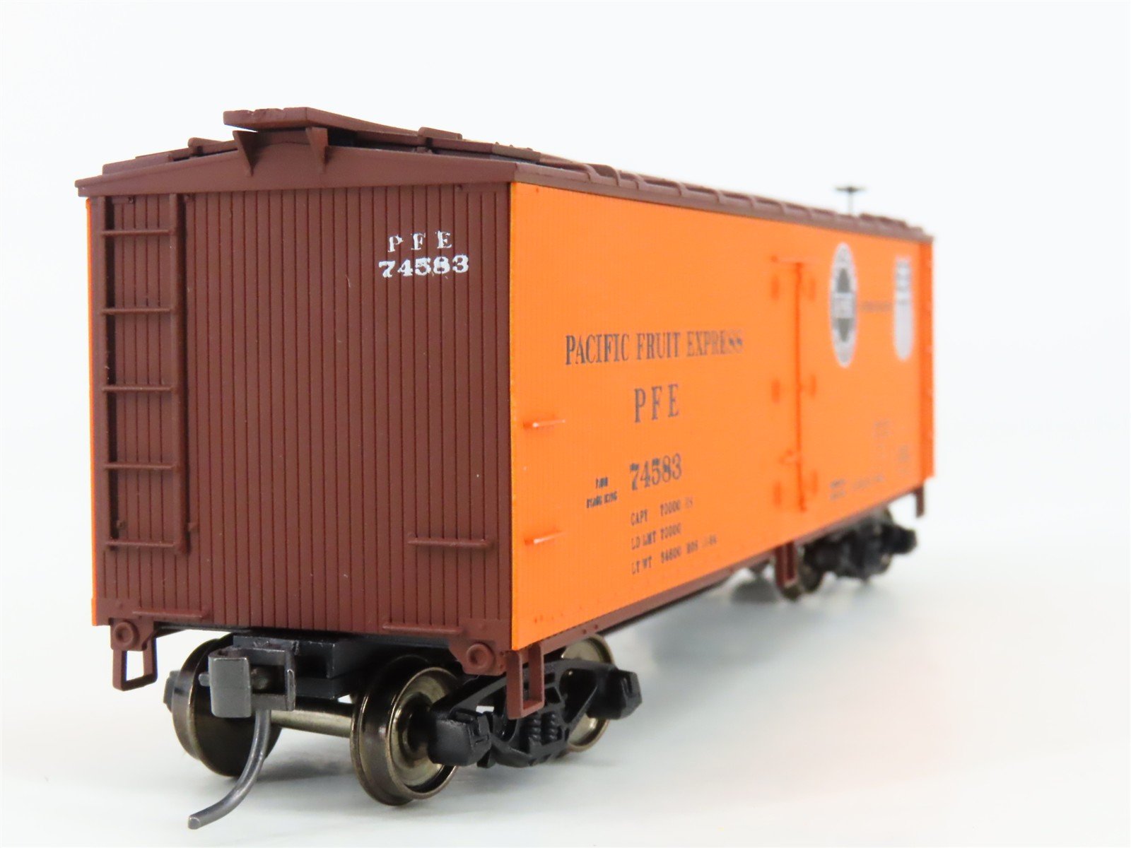HO Accurail 4812 PFE Pacific Fruit Express 40' Wood Reefer #74583 - Upgraded