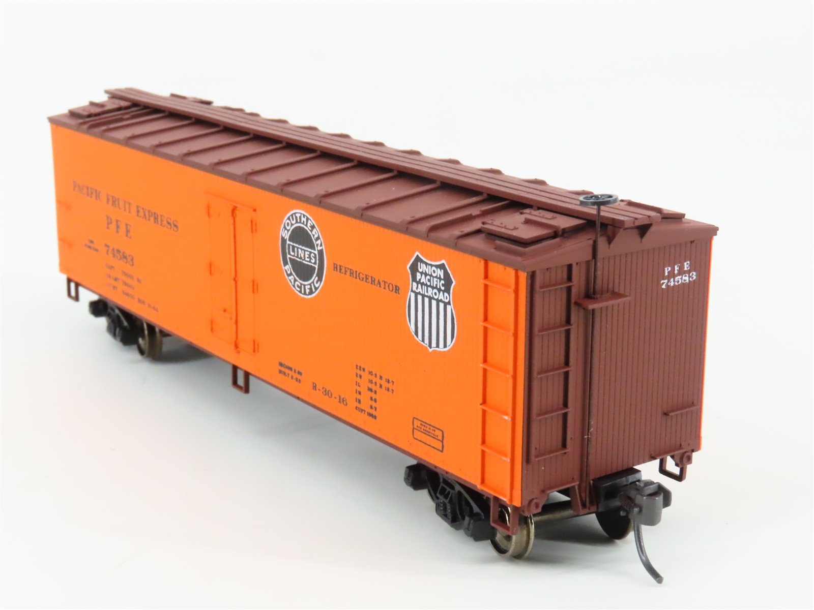 HO Accurail 4812 PFE Pacific Fruit Express 40' Wood Reefer #74583 - Upgraded