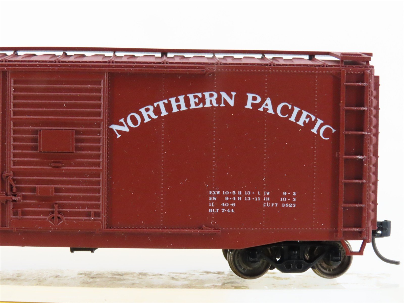 HO Accurail 3021 NP Northern Pacific 40' Double Door Box Car #38360 - Upgraded
